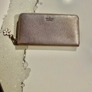 ••EUC Kate spade New York Cameron Large
Continental Wallet In Saffiano leather